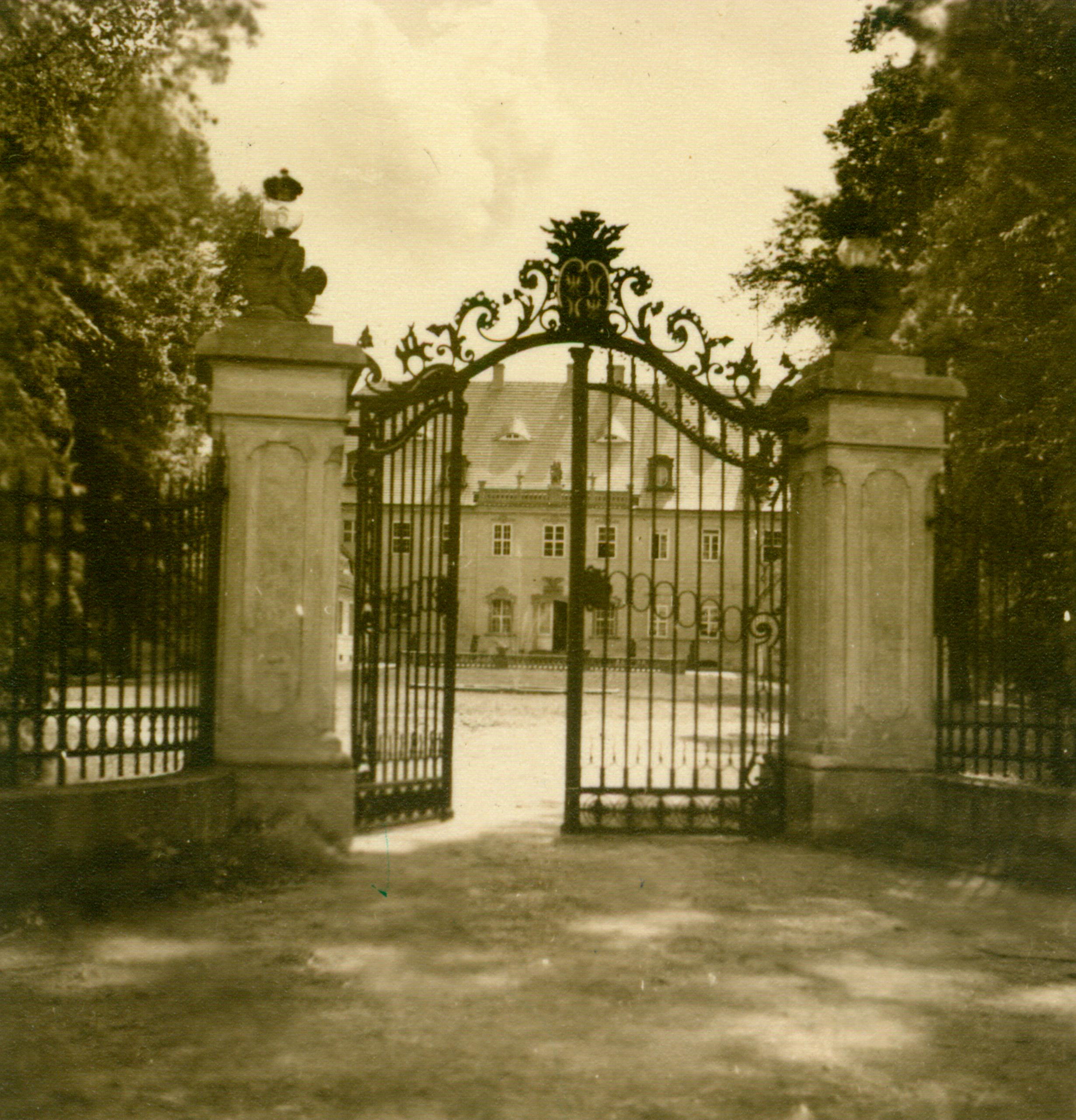 Biecz-pałac z bramą wjazdową