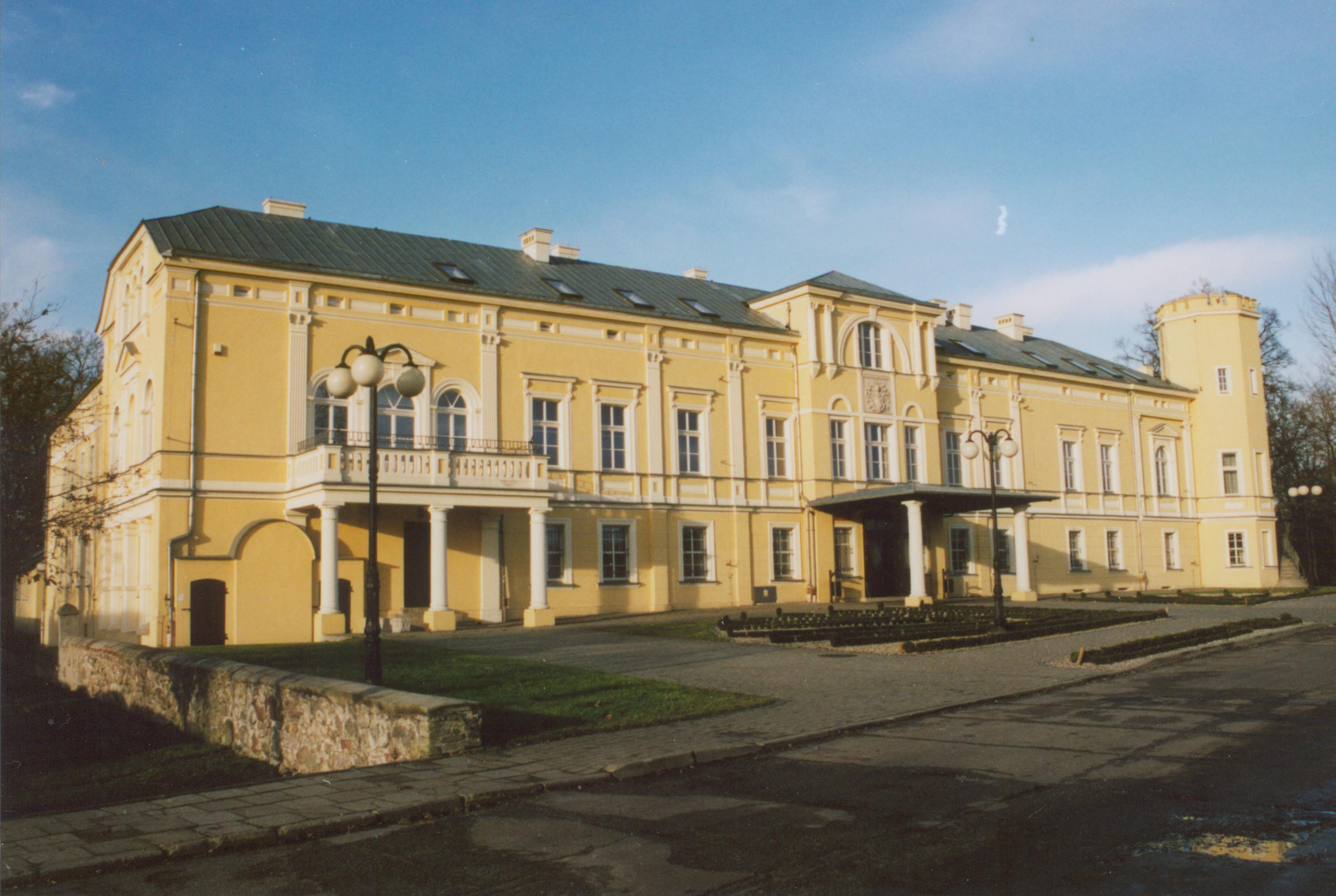 Kalsk- pałac od frontu- wiosna 2007